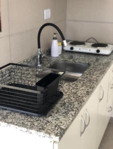 uma bancada de cozinha com um lavatório e um lavatório em Rincón del Chajá n°3 em Chajarí