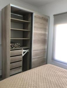 um quarto com uma cama e um closet em Rincón del Chajá n°3 em Chajarí