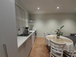 مطبخ أو مطبخ صغير في The Tiny Abode