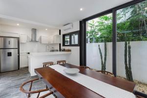 une cuisine et une salle à manger avec une table et des chaises dans l'établissement Stunning 4br - Rooftop Pool, 5 mins to beach, à Tulum