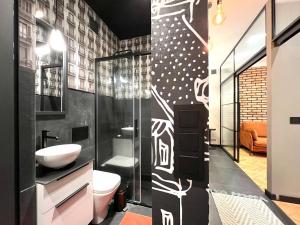 W łazience znajduje się toaleta, prysznic i umywalka. w obiekcie AAA STAY Old Town Mariensztat w Warszawie