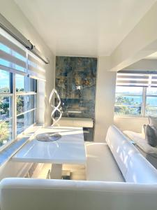 uma sala de estar com um sofá e uma mesa em Panoramic luxurious waterfront one bedroom apartment with Miami skyline view Free parking 5min drive to Miami Beach em Miami Beach
