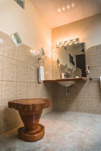 uma casa de banho com um lavatório e um espelho em Talamanca Nature Reserve em Rivas