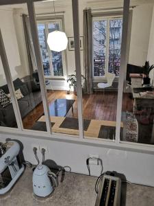 ein Wohnzimmer mit mehreren Spiegeln an der Wand in der Unterkunft Lumineux,chic, appartement Haussmannien de 50 m2 in Clichy