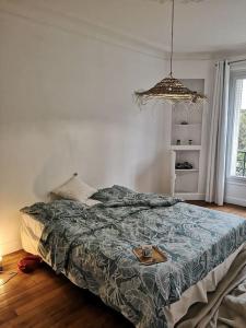 ein Schlafzimmer mit einem Bett und einem Tablett darauf in der Unterkunft Lumineux,chic, appartement Haussmannien de 50 m2 in Clichy