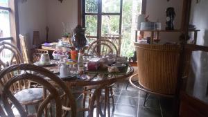 a dining room with a table and some chairs at Chales Joia Rara Dos Gnomos in Visconde De Maua