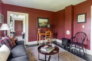 sala de estar con sofá y mesa en Bloomingdale Honeymoon Cabin w/Mountain/Barn Views, 