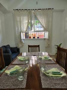 einem Holztisch mit Tellern und Gläsern darüber in der Unterkunft -CASA YERBAL- 4 amb - Reserva mínima 2 noches DIR YERBAL 1125 in Buenos Aires