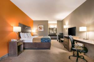 una camera d'albergo con letto e scrivania di Econo Lodge Forrest City I-40 a Forrest City