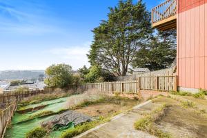 un jardin à côté d'une clôture à côté d'un bâtiment dans l'établissement 3 Bd House, Walkable To Bart, Free Parking, Views, à Daly City