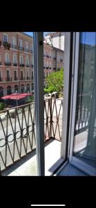 una finestra di un edificio con vista su un balcone. di Angel Room Nel Corso a Cagliari