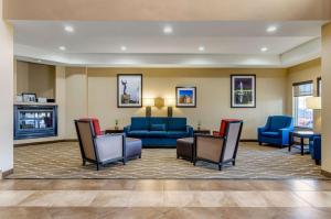 un vestíbulo de un hotel con sofá azul y sillas en Comfort Inn & Suites near Bethel College, en Newton