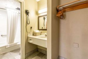ein Badezimmer mit Waschbecken, Toilette und Spiegel in der Unterkunft Econo Lodge Berea in Berea + 34 Fotos