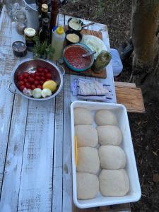 einen Picknicktisch mit Essen und ein Tablett mit Essen in der Unterkunft Rico Pino eco posada in La Pedrera