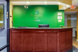 a bar in a hospital with a green wall at Quality Inn Quincy - Tallahassee West in Quincy