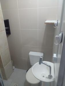 Koupelna v ubytování Kitnet tipo studio cozinha e banheiro privativos Bombinhas