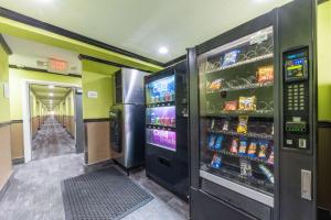 una máquina expendedora en un edificio con bebidas en él en Quality Inn & Suites en Sacramento