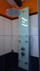 y baño con ducha y puerta de cristal. en Rêve créole en Deshaies
