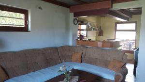 una sala de estar con un sofá marrón en una habitación en Farma 2 en Cazin