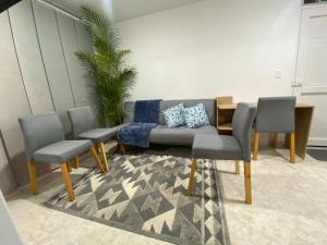 sala de estar con sofá y 2 sillas en Apartamento en la Toscana, en Manizales