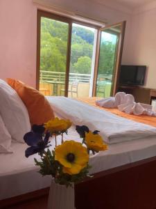 Un pat sau paturi într-o cameră la Turkuaz Hotel