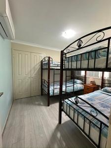 1 Schlafzimmer mit 2 Etagenbetten in einem Zimmer in der Unterkunft At holiday house in Woollamia