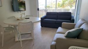 ein Wohnzimmer mit einem Sofa und einem Tisch in der Unterkunft Husky 19 Beautifully Appointed Apartments - GREAT LOCATION - in the heart of Husky in Huskisson