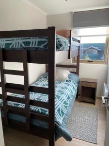Двухъярусная кровать или двухъярусные кровати в номере Acogedor y céntrico departamento en Pucón