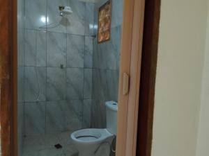 a bathroom with a toilet and a shower at Suítes Recanto Dos Passarinhos 2 in Ubatuba