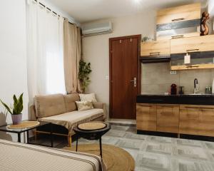 salon z kanapą i kuchnią w obiekcie Floret Apartment w Salonikach