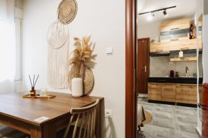 jadalnia z drewnianym stołem i kuchnią w obiekcie Floret Apartment w Salonikach