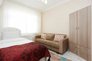 1 dormitorio con 1 cama y 1 sofá en Blue Sultan Apart, en Estambul