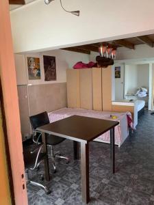 烏斯懷亞的住宿－Leandro´s house，客房设有一张床、一张桌子和一张书桌。