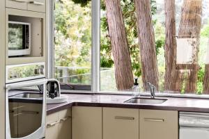 Η κουζίνα ή μικρή κουζίνα στο Relaxed Queen Room - Serene Spot at Pymble - Shared Bathroom