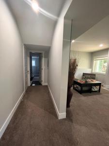 2 Bedroom Suite with Full Kitchen ( Sweet Home Rental) في ريفيلستوك: غرفة معيشة فارغة مع أريكة وطاولة