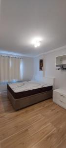 1 dormitorio con 1 cama grande en una habitación en Ap 154 Balneário Piçarras, en Piçarras