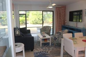 sala de estar con sofá y mesa en Park Shore Resort Beautiful Oversized 2 Bed 2Bath, en Naples