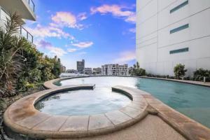 uma piscina no meio de um edifício em 'Déjà Blue' Knuckey's King Suite Comfort em Darwin