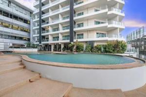 uma piscina vazia em frente a um edifício em 'Déjà Blue' Knuckey's King Suite Comfort em Darwin