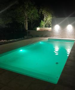 una piscina iluminada por la noche en La Secreta en Villa Giardino