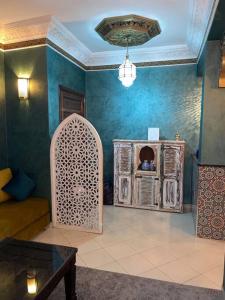uma sala de estar com um sofá e uma mesa em Marrakech Unterkunft em Marrakech
