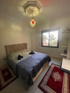 um quarto com uma cama, uma janela e tapetes em Marrakech Unterkunft em Marrakech