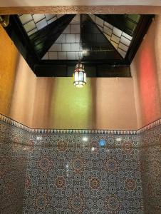 uma casa de banho com um lustre e um tecto em azulejo em Marrakech Unterkunft em Marrakech