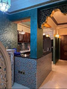 uma cozinha com um balcão azul num quarto em Marrakech Unterkunft em Marrakech