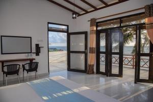 - une chambre avec vue sur l'océan, table et chaises dans l'établissement Hanka Villa -Ambalangoda, à Ambalangoda
