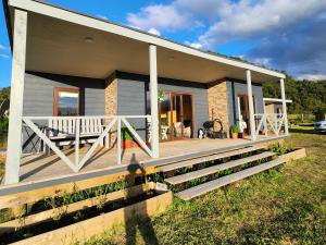 奥尔诺皮伦Cabañas Parque Chaqueihua的一座小房子,设有大型木甲板