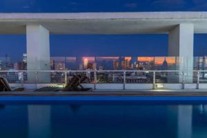 a view of a city skyline at night from a building at El arte suites COCHERA PRIVADA in Buenos Aires