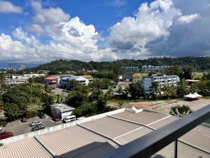 einen Balkon mit Stadtblick in der Unterkunft Aru Suites HOMESTAY WIFI,Carpark,24h Check in,Water Filter by R2 Residence in Kota Kinabalu