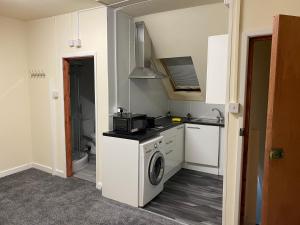 a kitchen with a washing machine and a sink at NOIR COLLECTIVE #2 188 MARSH ROAD in Luton