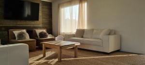 uma sala de estar com um sofá e uma mesa de centro em zona de lagos , barrio country em Colonia Nicolich